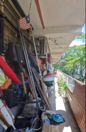 Penghuni Flat ‘Hoarder’ Penuhkan Barang-Barang Sepanjang Koridor Sampai Ke Tangga