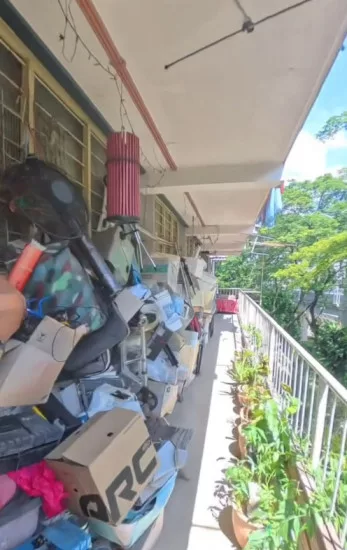 Penghuni Flat ‘Hoarder’ Penuhkan Barang-Barang Sepanjang Koridor Sampai Ke Tangga