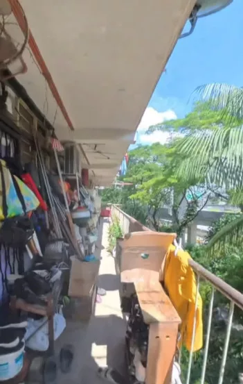 Penghuni Flat ‘Hoarder’ Penuhkan Barang-Barang Sepanjang Koridor Sampai Ke Tangga