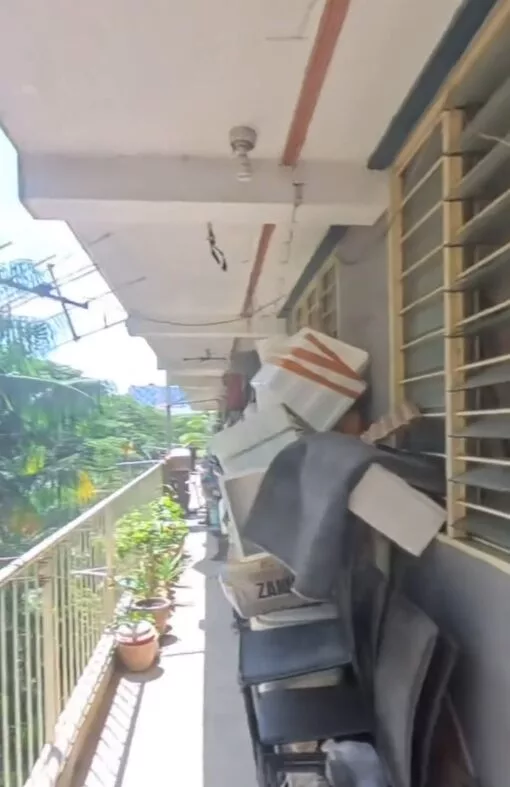 Penghuni Flat ‘Hoarder’ Penuhkan Barang-Barang Sepanjang Koridor Sampai Ke Tangga