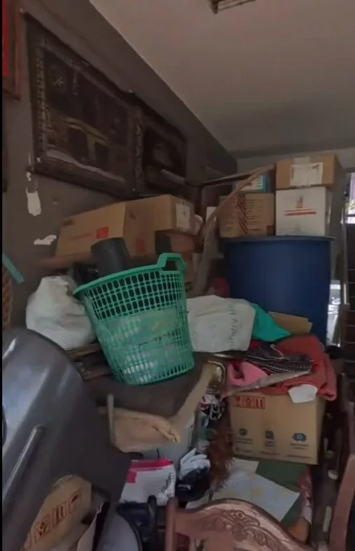 Penghuni Flat ‘Hoarder’ Penuhkan Barang-Barang Sepanjang Koridor Sampai Ke Tangga