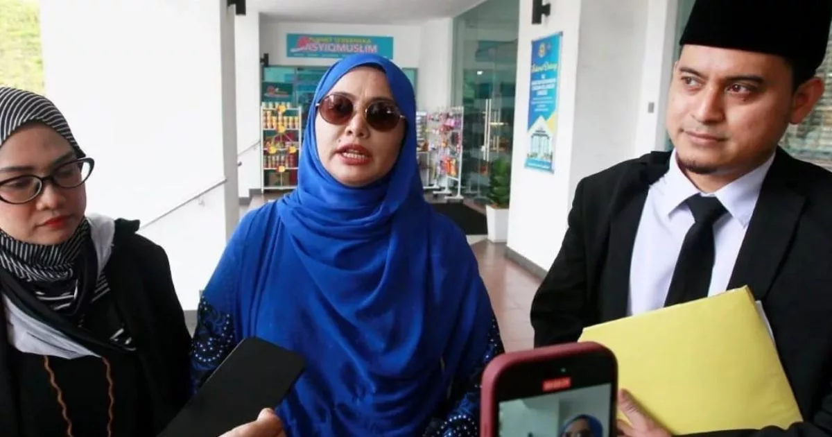 Raja Azura Tuntut Nafkah Anak Selepas 15 Tahun Bercerai, "Minta Bekas Suami Munculkan Diri... 3 Raja Azura Tuntut Nafkah Anak Selepas 15 Tahun Bercerai, “Minta Bekas Suami Munculkan Diri…