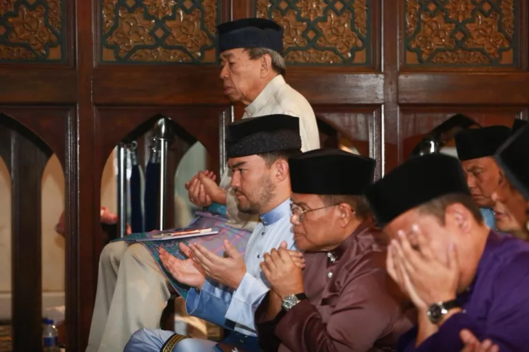 “Semoga Hubungan Kita Kukuh Dengan Kasih Sayang…”Ramai Kagum Lihat Sisi Romantis Raja Muda Selangor