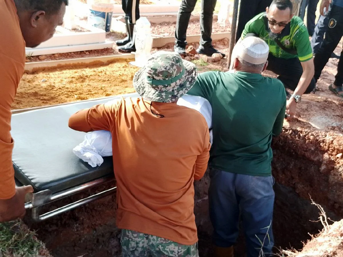 Jenazah Dua Beradik Lemas Sungai Linggi Selamat Dikebumikan, Bapa Lihat Dari Dalam Kereta, Tiada Waris Datang 5 Jenazah Dua Beradik Lemas Sungai Linggi Selamat Dikebumikan, Bapa Lihat Dari Dalam Kereta, Tiada Waris Datang
