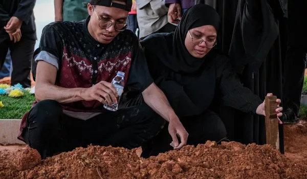 “Ummi & Abah Tak Dapat Hadir, Tapi Reda…” — Pilu Pengkebumian Pelajar UM Yang Meninggal Dunia Ketika Ibu Bapa Di Tanah Suci