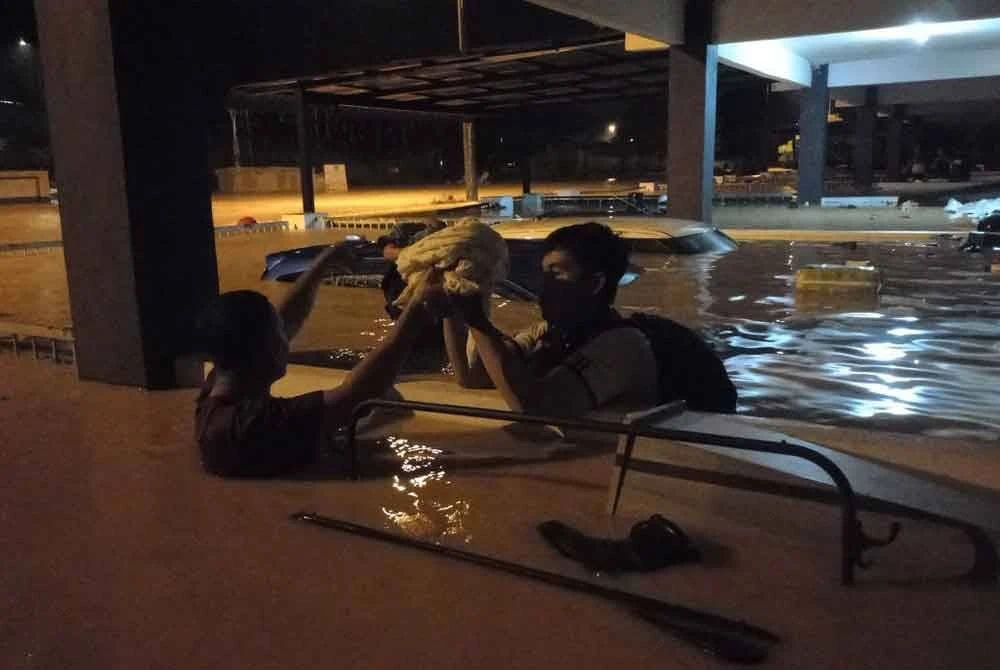 Tragedi Banjir Taiping: Jeritan Cemas “Baca Doa Yah” Undang Sebak Ramai 7 Tragedi Banjir Taiping: Jeritan Cemas “Baca Doa Yah” Undang Sebak Ramai