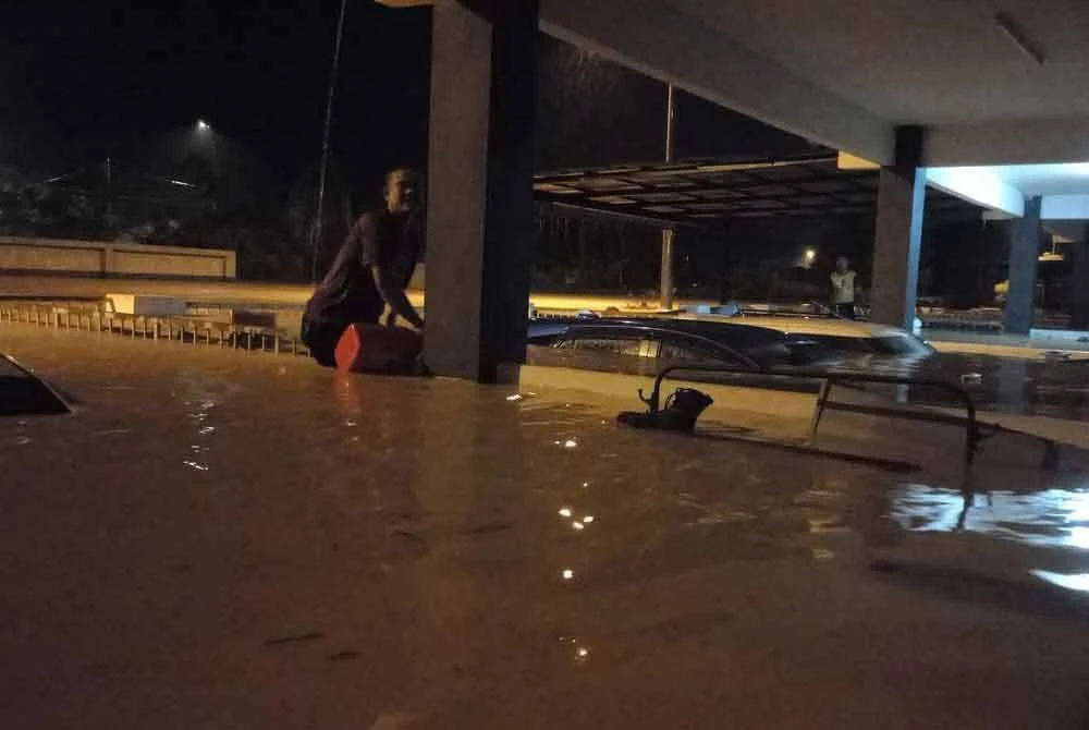 Tragedi Banjir Taiping: Jeritan Cemas “Baca Doa Yah” Undang Sebak Ramai 5 Tragedi Banjir Taiping: Jeritan Cemas “Baca Doa Yah” Undang Sebak Ramai