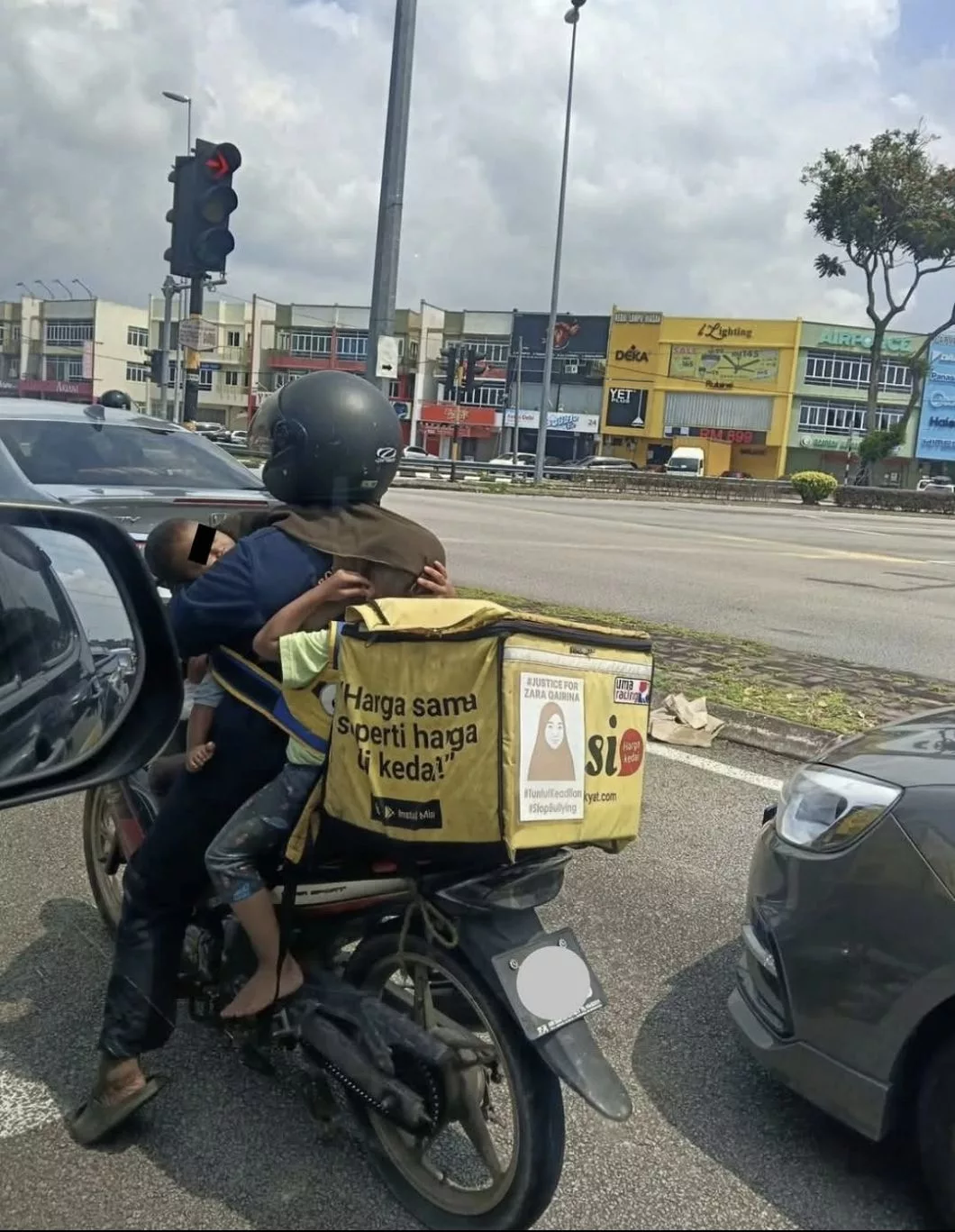 Demi Rezeki RM30, Ibu Muda Sanggup Naik Motosikal Lima Jam Bersama Tiga Anak