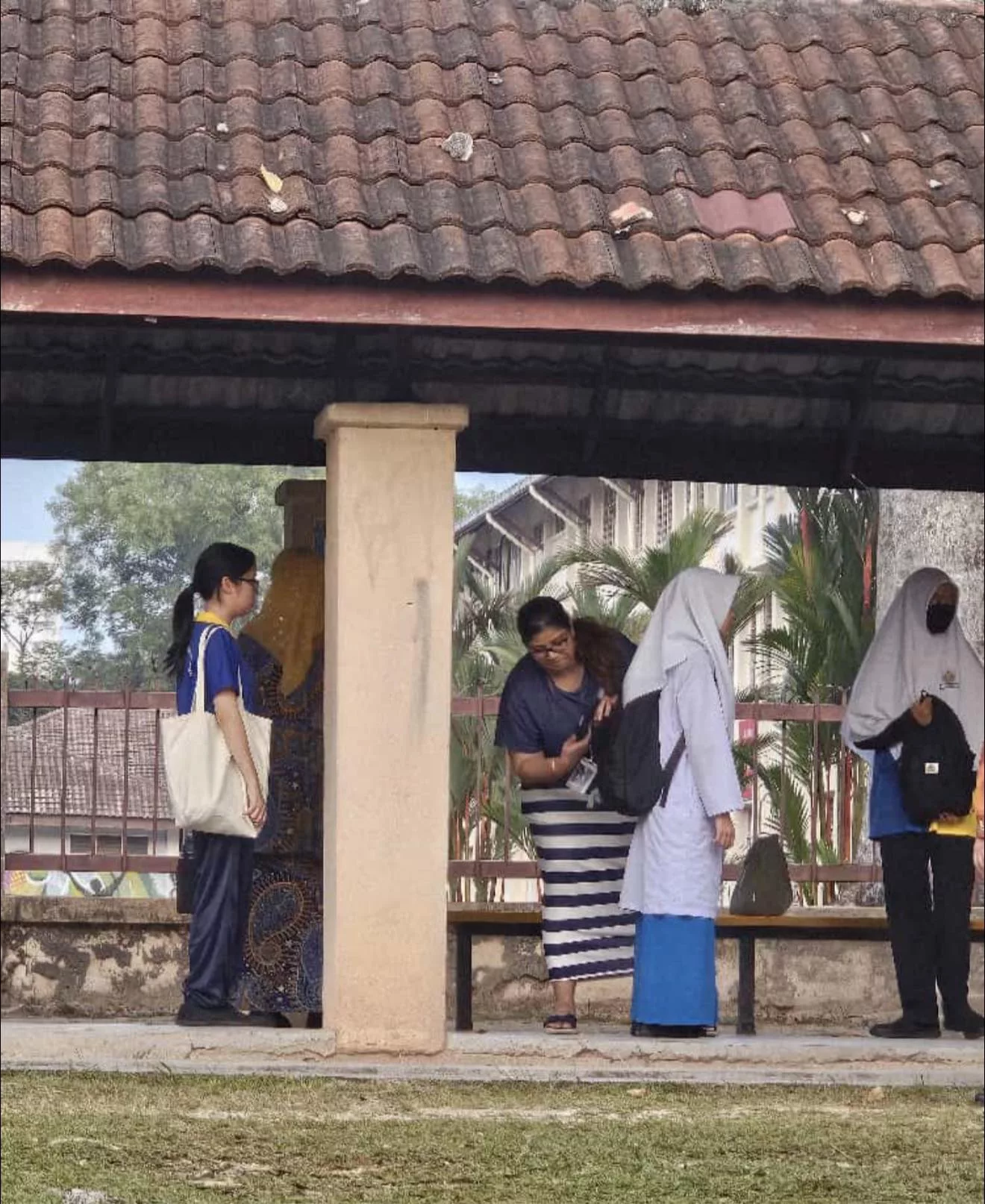 Langkah Proaktif SMK Bandar Utama Damansara 4: Guna Metal Detector Pastikan Keselamatan Pelajar