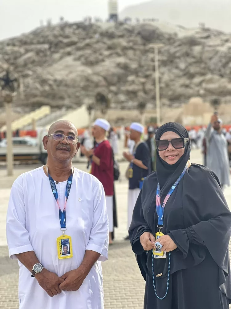 Jodoh Tak Diduga: Rakan Sekolah Bertemu Semula Di Jabal Rahmah Dan Disatukan Selepas 40 Tahun