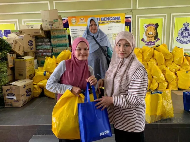 Elly Mazlein & MYDIN Ceriakan Wajah Mangsa Banjir. ‘Saya Hanya Mahu Lihat Mereka Tersenyum Semula’ 9 Elly Mazlein & MYDIN Ceriakan Wajah Mangsa Banjir. ‘Saya Hanya Mahu Lihat Mereka Tersenyum Semula’