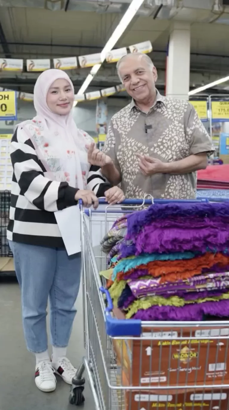 Elly Mazlein & MYDIN Ceriakan Wajah Mangsa Banjir. ‘Saya Hanya Mahu Lihat Mereka Tersenyum Semula’ 6 Elly Mazlein & MYDIN Ceriakan Wajah Mangsa Banjir. ‘Saya Hanya Mahu Lihat Mereka Tersenyum Semula’
