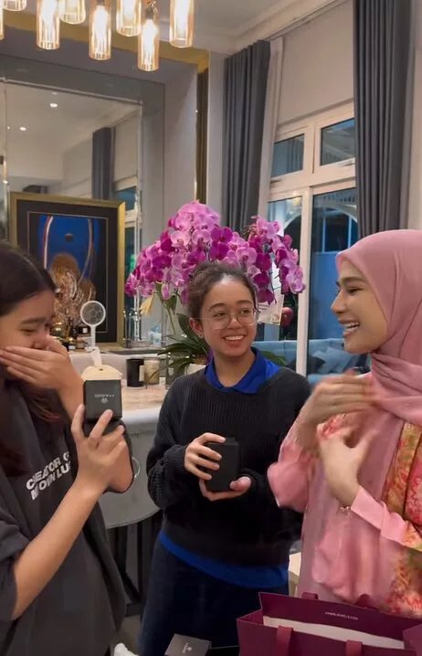 Madammu Hadiahkan Cincin Berlian Kepada Dua Anak Gadis – “Sebelum Suami Awak Beli, Mummy Belikan Dulu”