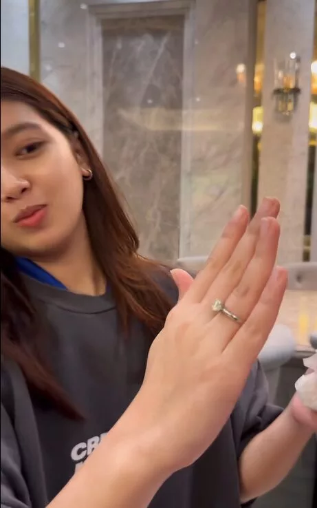 Madammu Hadiahkan Cincin Berlian Kepada Dua Anak Gadis – “Sebelum Suami Awak Beli, Mummy Belikan Dulu”