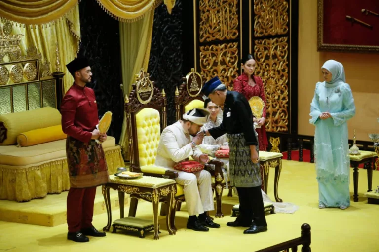 Penuh Adat Istiadat. Persandingan Diraja Tengku Amir Shah, Afzaa Fadini Serlah Tradisi Kesultanan Selangor