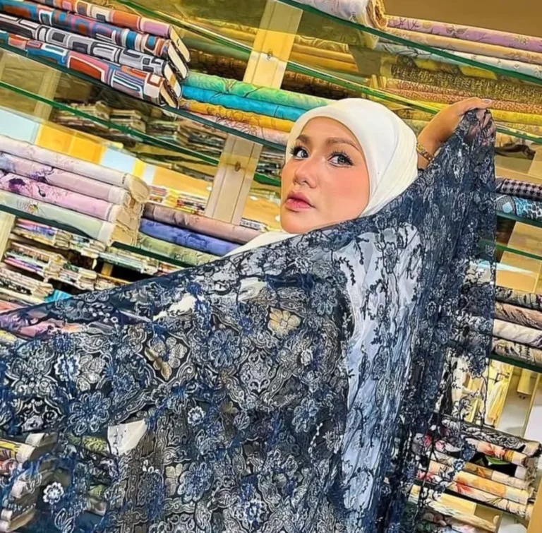 Hilang kontrak selepas berhijab,rezeki Elly Mazlein dilantik jadi duta jenama syarikat tekstil terkemuka
