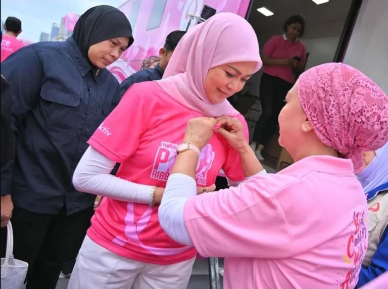 Tengku Permaisuri Norashikin Seru Wanita Lakukan Saringan Awal. “Langkah Kecil Hari Ini, Mungkin Menyelamatkan Nyawa Esok” 11 Tengku Permaisuri Norashikin Seru Wanita Lakukan Saringan Awal. “Langkah Kecil Hari Ini, Mungkin Menyelamatkan Nyawa Esok”