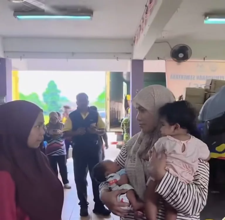 Elly Mazlein & MYDIN Ceriakan Wajah Mangsa Banjir. ‘Saya Hanya Mahu Lihat Mereka Tersenyum Semula’ 8 Elly Mazlein & MYDIN Ceriakan Wajah Mangsa Banjir. ‘Saya Hanya Mahu Lihat Mereka Tersenyum Semula’