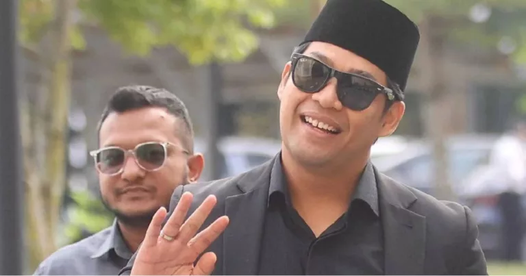 "Saya dah kena ‘block’ sejak 27 September. Saya tidak gembira, mahu selamatkan rumah tangga"-Kamal Adli 25 “Saya dah kena ‘block’ sejak 27 September. Saya tidak gembira, mahu selamatkan rumah tangga”-Kamal Adli