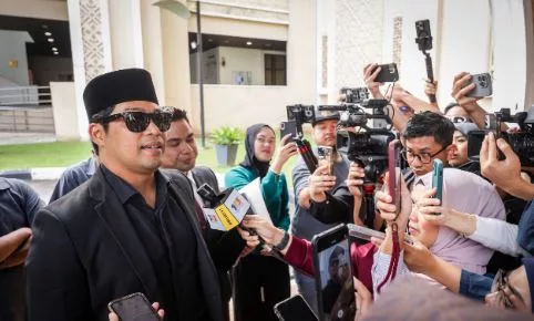 "Saya dah kena ‘block’ sejak 27 September. Saya tidak gembira, mahu selamatkan rumah tangga"-Kamal Adli 23 “Saya dah kena ‘block’ sejak 27 September. Saya tidak gembira, mahu selamatkan rumah tangga”-Kamal Adli