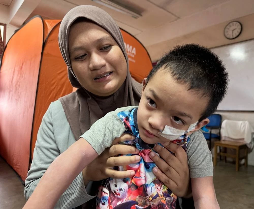 Banjir Pulau Gajah: Ibu Muda Terpaksa Dukung Anak Cerebral Palsy