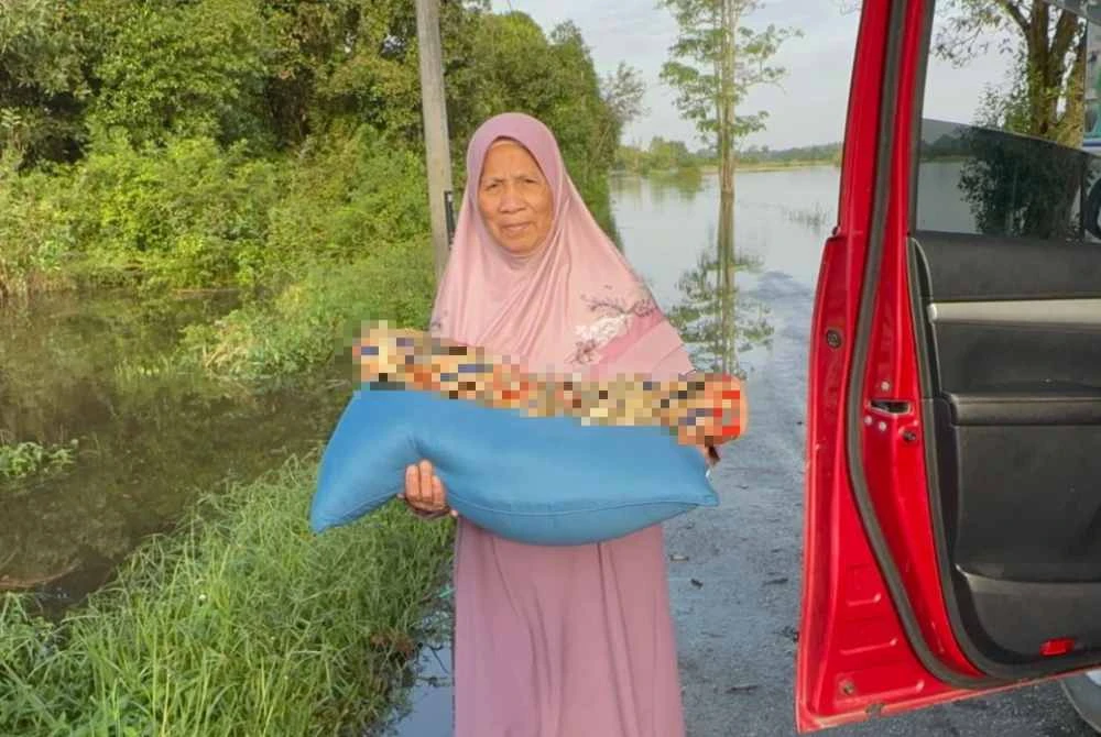 Nenek Pangku Jenazah Cucu, Redah Banjir 3km, Naik Pacuan Empat Roda Untuk Dikebumikan