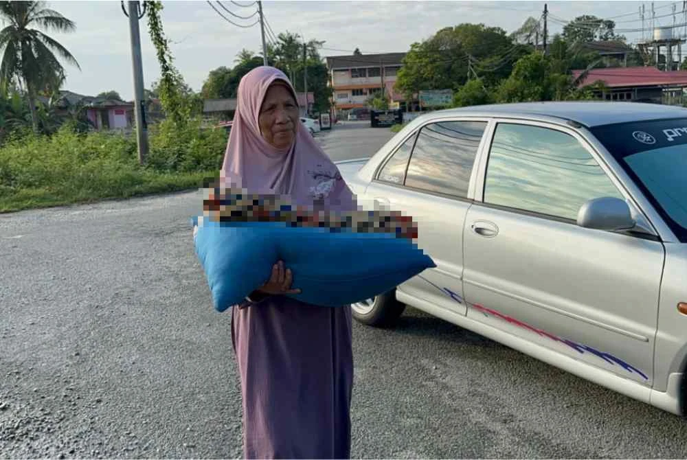 Nenek Pangku Jenazah Cucu, Redah Banjir 3km, Naik Pacuan Empat Roda Untuk Dikebumikan
