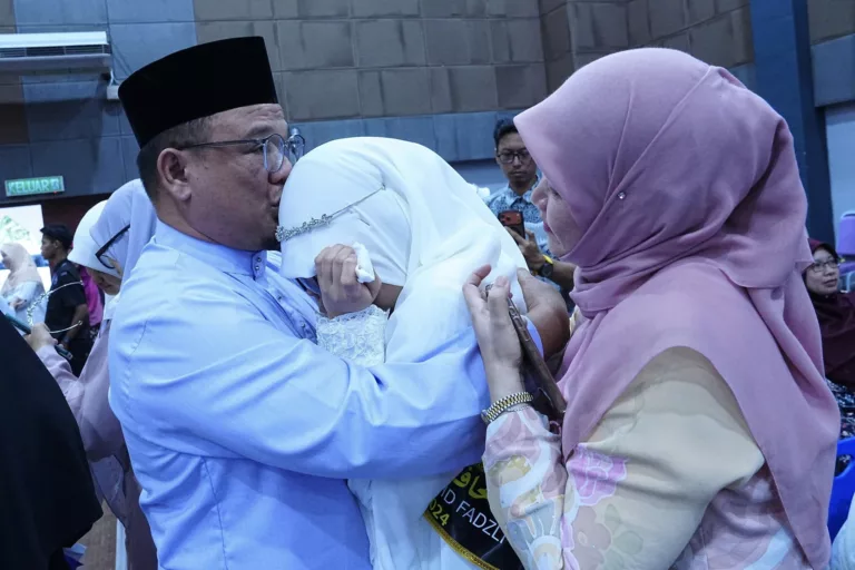 “You Did So Well, Sayang”. Luahan Fadhlina Sidek Saat Anak Khatam al-Quran Undang Sebak 7 “You Did So Well, Sayang”. Luahan Fadhlina Sidek Saat Anak Khatam al-Quran Undang Sebak