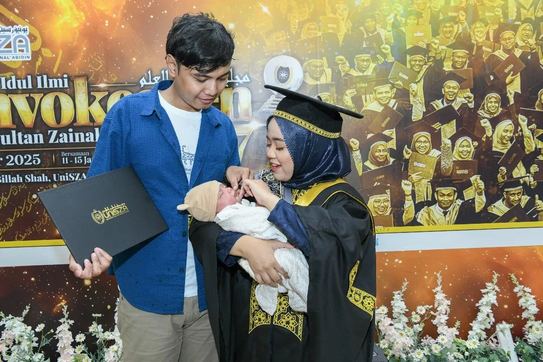 “Rezeki Anak, Hadiah Dari Allah”- Ibu Muda Berpantang Rai Dua Anugerah Utama UniSZA 3 “Rezeki Anak, Hadiah Dari Allah”- Ibu Muda Berpantang Rai Dua Anugerah Utama UniSZA