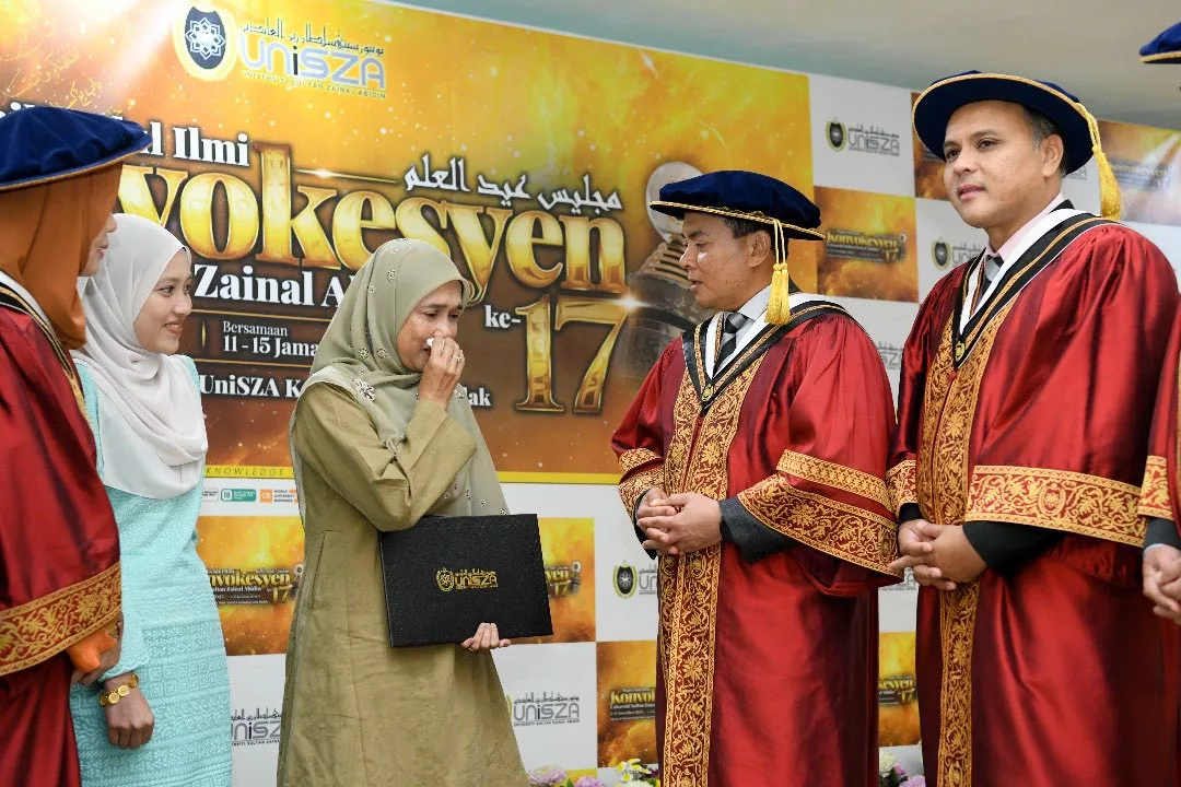 Ibu Sebak Terima Skrol Diploma Arwah Anak – “Hadiah Terakhir Airel Buat Saya” 10 Ibu Sebak Terima Skrol Diploma Arwah Anak – “Hadiah Terakhir Airel Buat Saya”