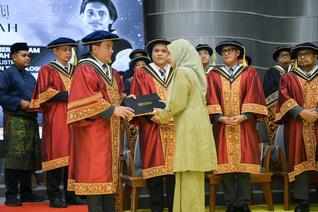 Ibu Sebak Terima Skrol Diploma Arwah Anak – “Hadiah Terakhir Airel Buat Saya” 9 Ibu Sebak Terima Skrol Diploma Arwah Anak – “Hadiah Terakhir Airel Buat Saya”