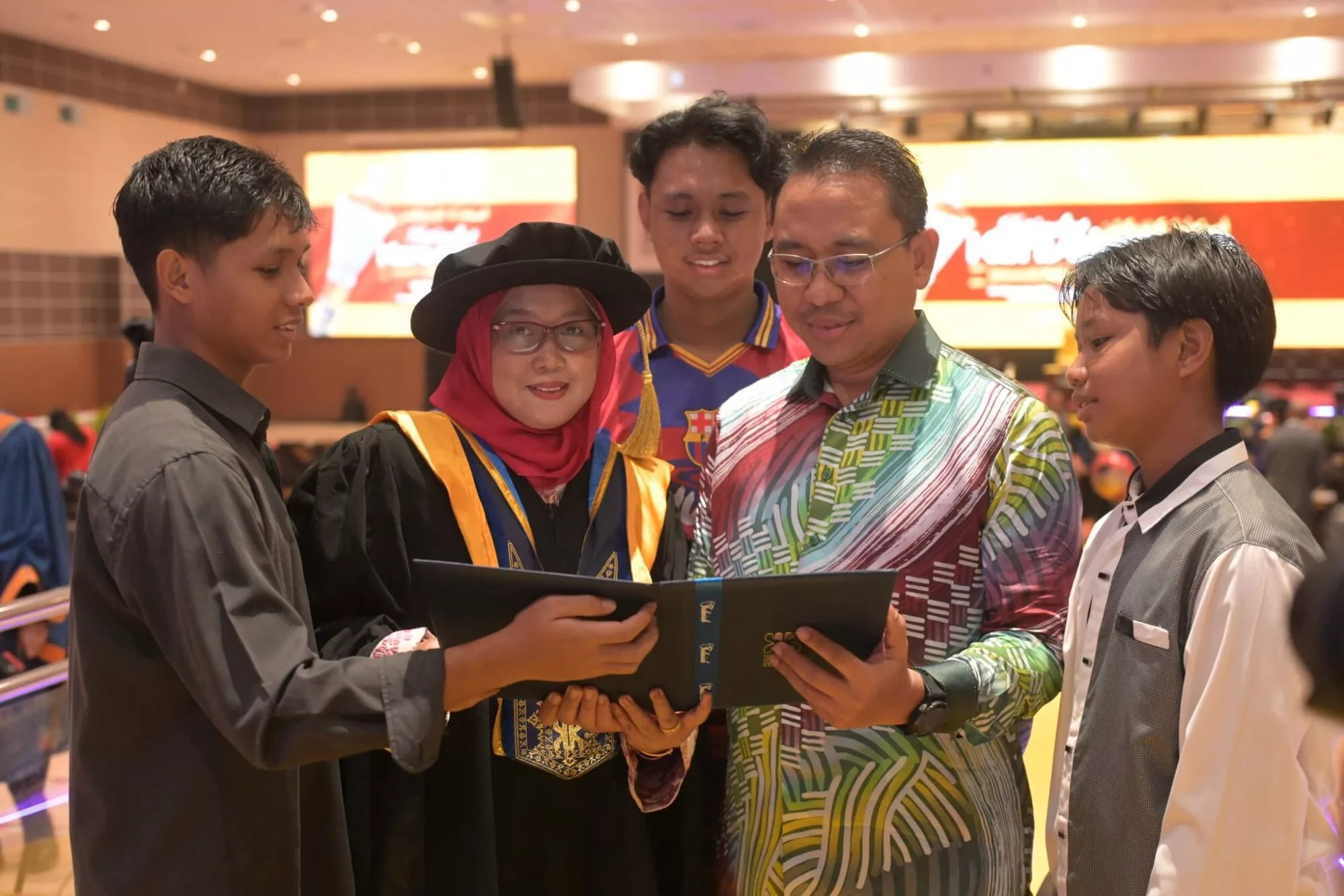 Tulis Tesis Di Atas Katil Hospital, Pensyarah Tabah Tamatkan PhD Walau Hidap Kanser Tahap Empat