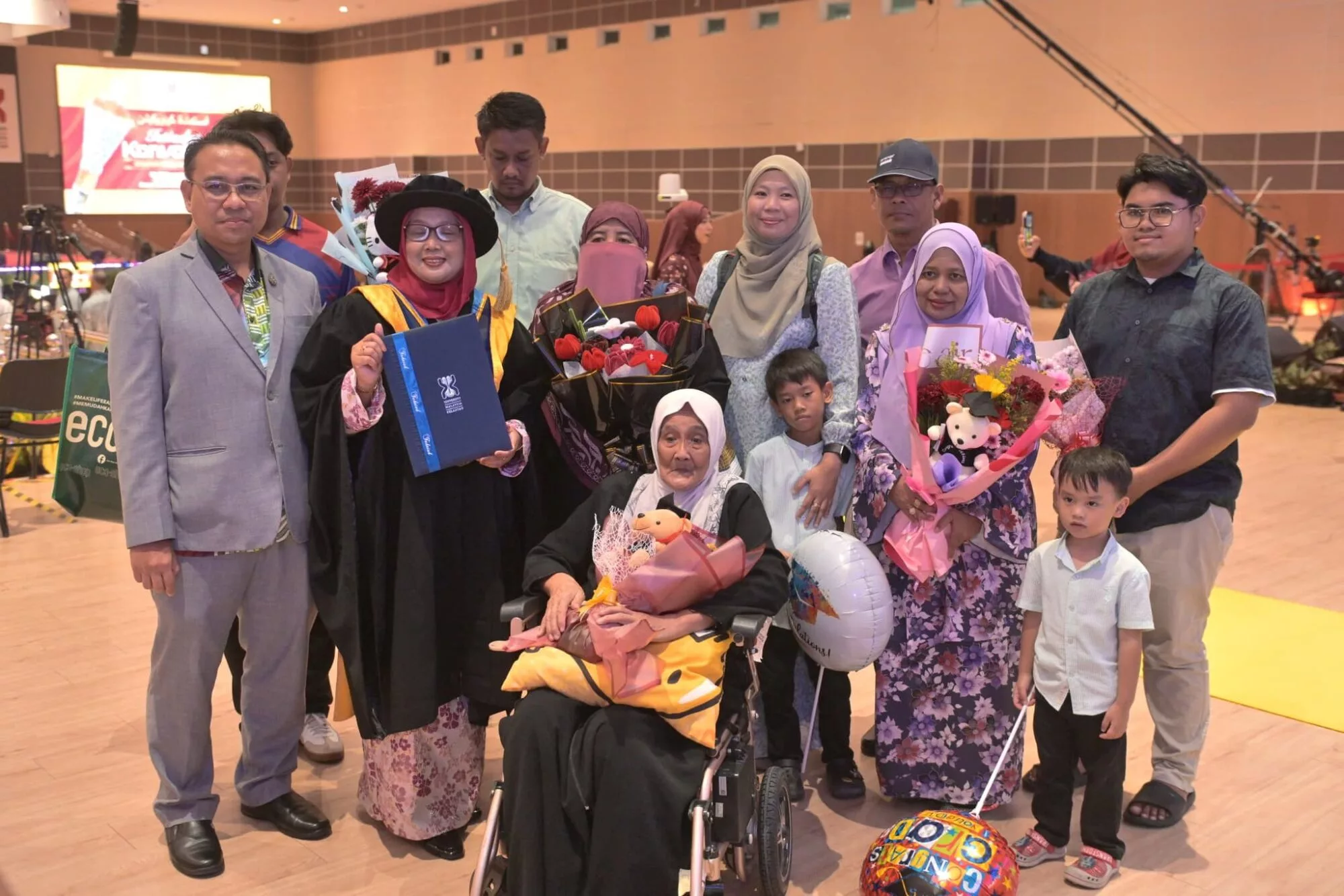 Tulis Tesis Di Atas Katil Hospital, Pensyarah Tabah Tamatkan PhD Walau Hidap Kanser Tahap Empat