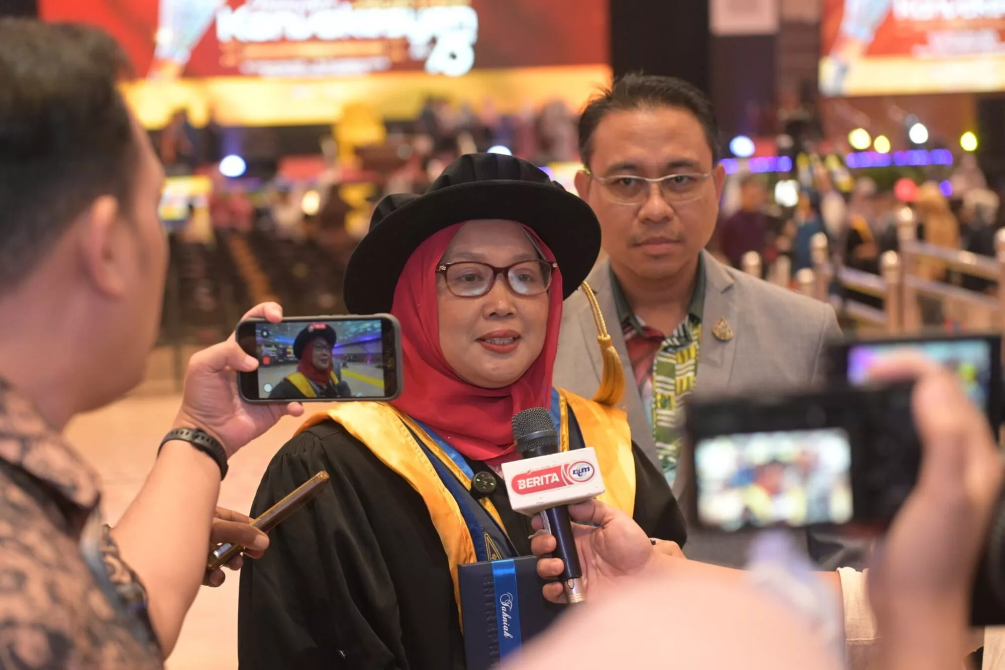 Tulis Tesis Di Atas Katil Hospital, Pensyarah Tabah Tamatkan PhD Walau Hidap Kanser Tahap Empat