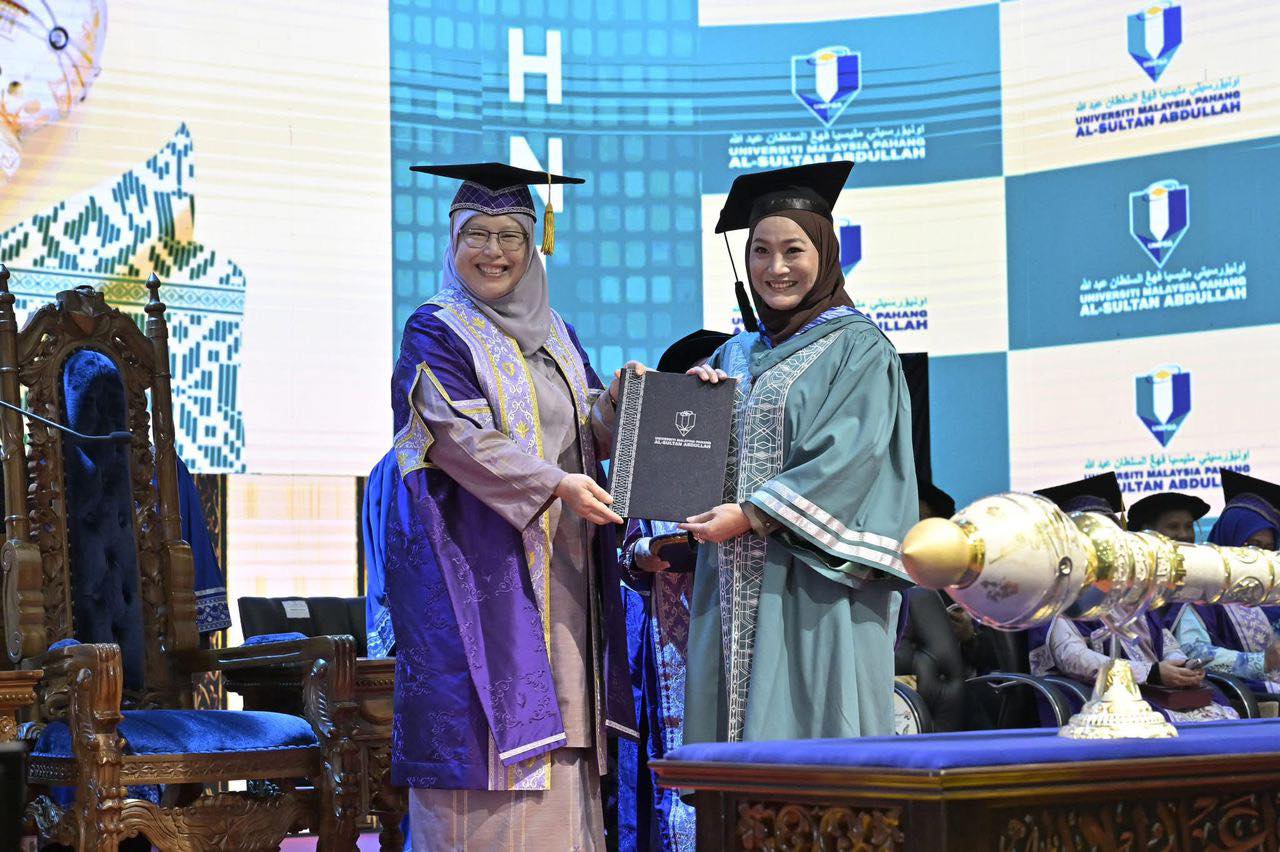 Yana Samsudin Dalam Pantang Naik Pentas Konvokesyen UMPSA, Tak Nak Lepas Peluang Rai Detik Bermakna 8 Yana Samsudin Dalam Pantang Naik Pentas Konvokesyen UMPSA, Tak Nak Lepas Peluang Rai Detik Bermakna