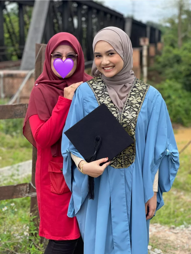 “Kaki terasa sangat berat… terketar, tapi saya tetap teruskan juga naik pentas ambil skrol arwah adik" 9 “Kaki terasa sangat berat… terketar, tapi saya tetap teruskan juga naik pentas ambil skrol arwah adik”