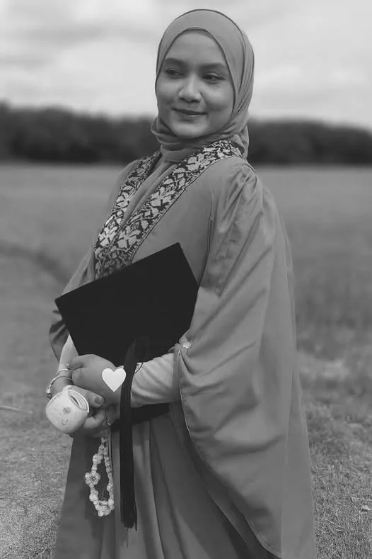 “Kaki terasa sangat berat… terketar, tapi saya tetap teruskan juga naik pentas ambil skrol arwah adik" 8 “Kaki terasa sangat berat… terketar, tapi saya tetap teruskan juga naik pentas ambil skrol arwah adik”