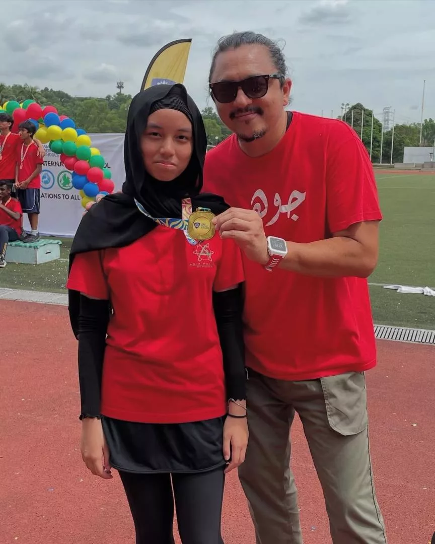 Engku Emran Terharu Engku Aleesya Kini Jadi Pelajar Kolej – “Always Ingat Pesan Ayah, Stay Humble Stay Grounded”