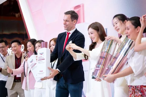 Kulit Berseri Tak Perlukan Magis! Rahsianya Rutin Konsisten, Tiffany Young Amalkan Eucerin Spotless Brightening Serum & Body Lotion