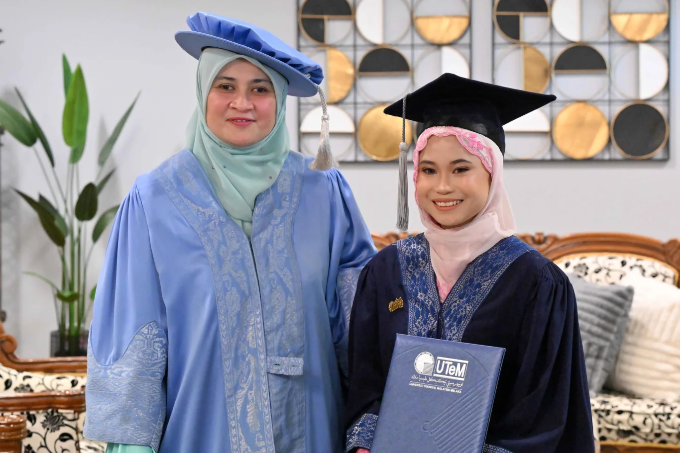 Anak Gadis Yang Dipelihara Ibu Angkat Cina Sejak Bayi Berjaya Genggam Diploma - "Terima Kasih 'Laoshi' Membesarkan Saya" 8 Anak Gadis Yang Dipelihara Ibu Angkat Cina Sejak Bayi Berjaya Genggam Diploma – “Terima Kasih ‘Laoshi’ Membesarkan Saya”