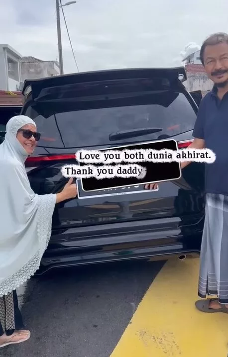 Amyra Rosli Hadiahkan SUV Buat Ibu Bapa, Kejutan Hari Istimewa Bikin Mereka Menitis Air Mata 12 Amyra Rosli Hadiahkan SUV Buat Ibu Bapa, Kejutan Hari Istimewa Bikin Mereka Menitis Air Mata