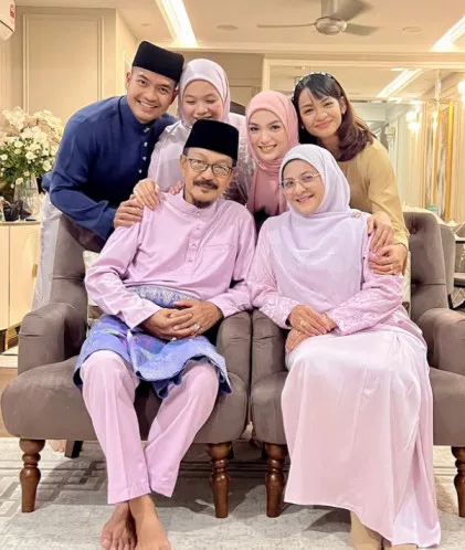 Amyra Rosli Hadiahkan SUV Buat Ibu Bapa, Kejutan Hari Istimewa Bikin Mereka Menitis Air Mata 13 Amyra Rosli Hadiahkan SUV Buat Ibu Bapa, Kejutan Hari Istimewa Bikin Mereka Menitis Air Mata