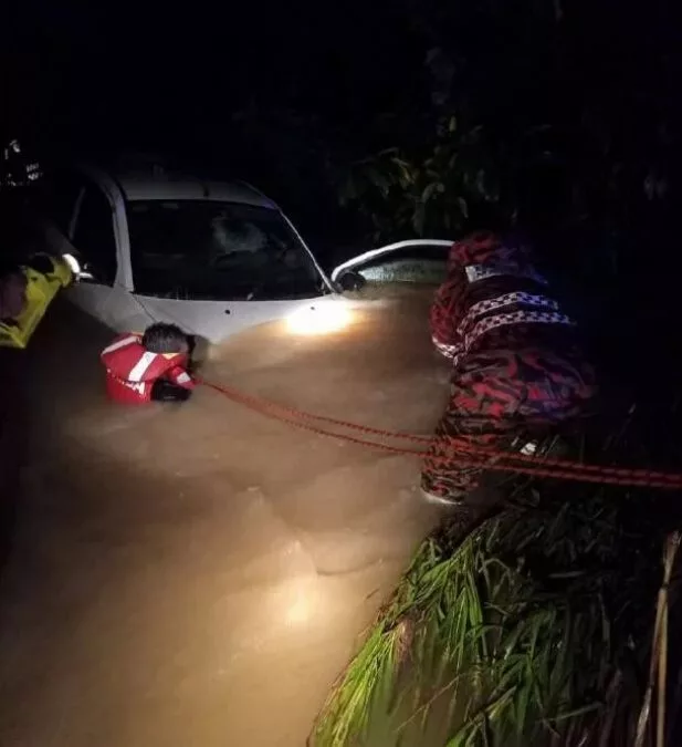 Warga Emas Ditemukan Lemas, Kereta Dihanyut Arus Deras, Anak Selamat: “Kaki Ma Kejang, Jangan Tinggalkan Ma”