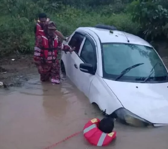 Warga Emas Ditemukan Lemas, Kereta Dihanyut Arus Deras, Anak Selamat: “Kaki Ma Kejang, Jangan Tinggalkan Ma”