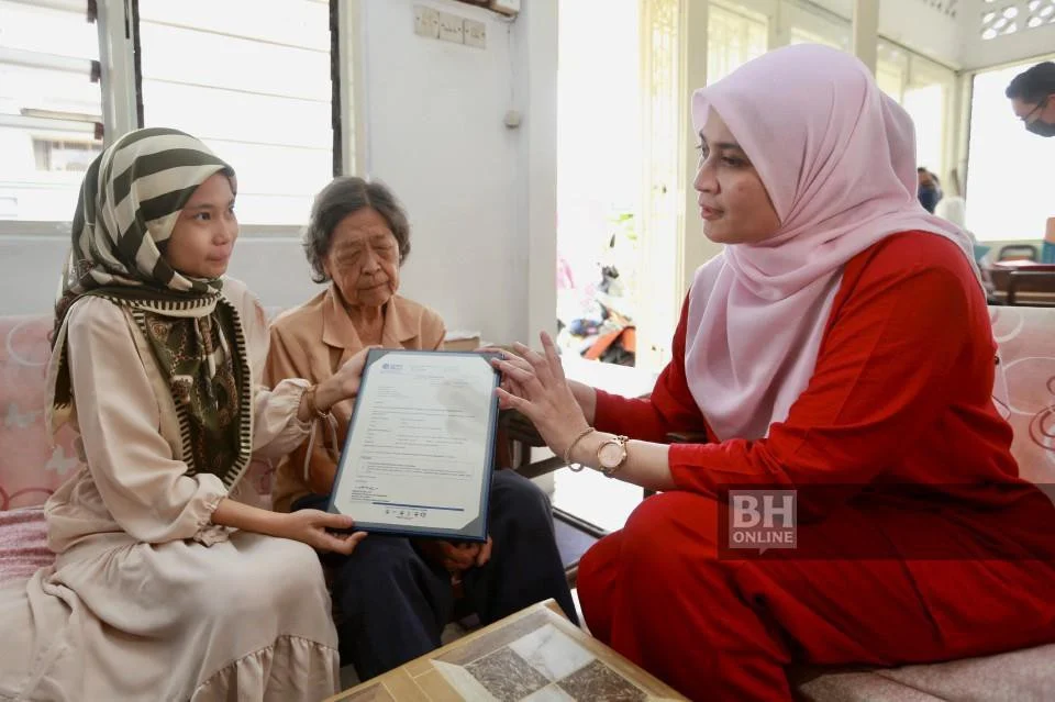 Anak Gadis Yang Dipelihara Ibu Angkat Cina Sejak Bayi Berjaya Genggam Diploma - "Terima Kasih 'Laoshi' Membesarkan Saya" 9 Anak Gadis Yang Dipelihara Ibu Angkat Cina Sejak Bayi Berjaya Genggam Diploma – “Terima Kasih ‘Laoshi’ Membesarkan Saya”