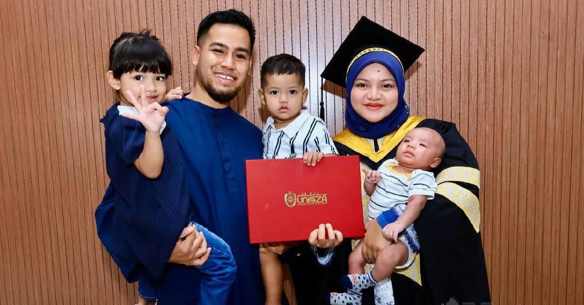 Ibu Muda Dalam Pantang, Nekad Hadir Konvokesyen, Naik Pentas, Rai Kejayaan Bersama Keluarga 20 Ibu Muda Dalam Pantang, Nekad Hadir Konvokesyen, Naik Pentas, Rai Kejayaan Bersama Keluarga