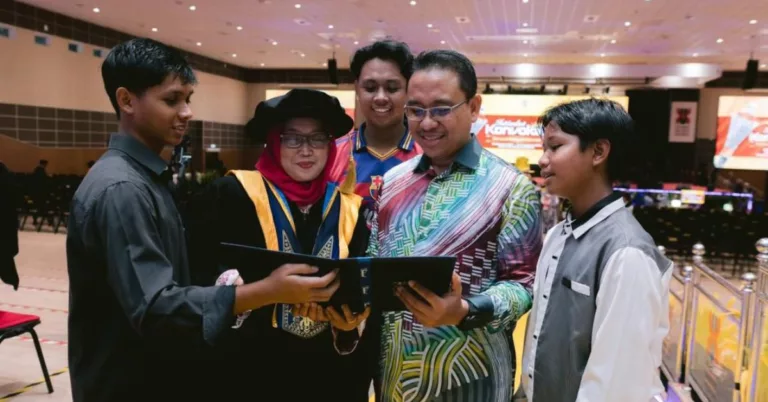 Tulis Tesis Di Atas Katil Hospital, Pensyarah Tabah Tamatkan PhD Walau Hidap Kanser Tahap Empat