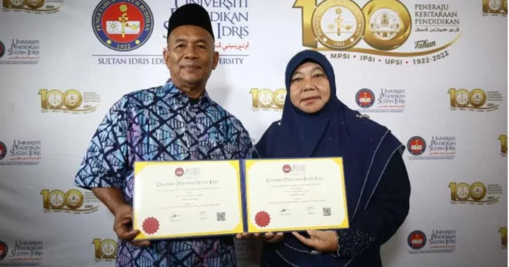 Ibu Ayah Arwah Nurly Shahirah Sebak Ambil Ijazah Anumerta Anak, “Kami Cuba Senyum Hati Rasa Sayu…