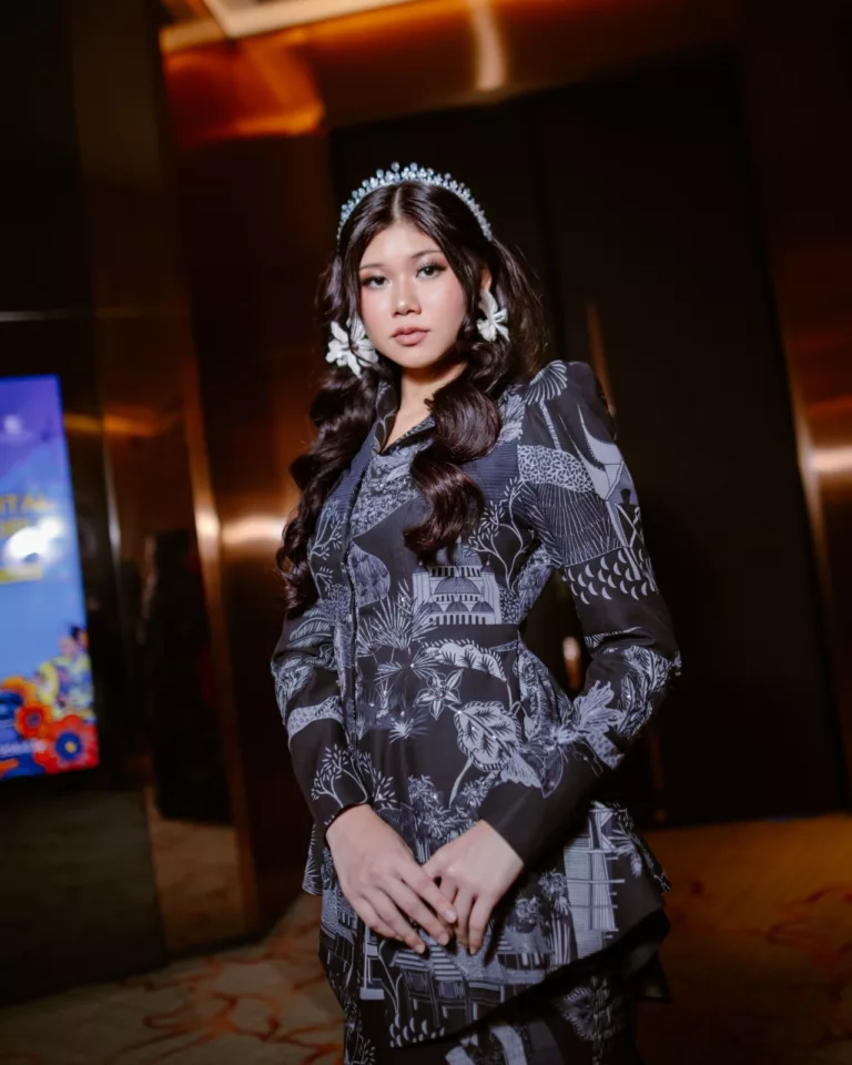 “Saya Mahu Dunia Lihat, Batik Itu Elegan & Hidup”. Anuar Faizal Bawa Batik Malaysia Ke Arus Baharu