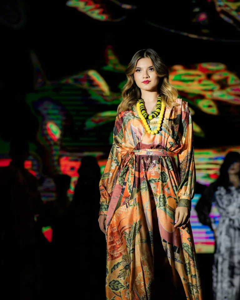 “Saya Mahu Dunia Lihat, Batik Itu Elegan & Hidup”. Anuar Faizal Bawa Batik Malaysia Ke Arus Baharu